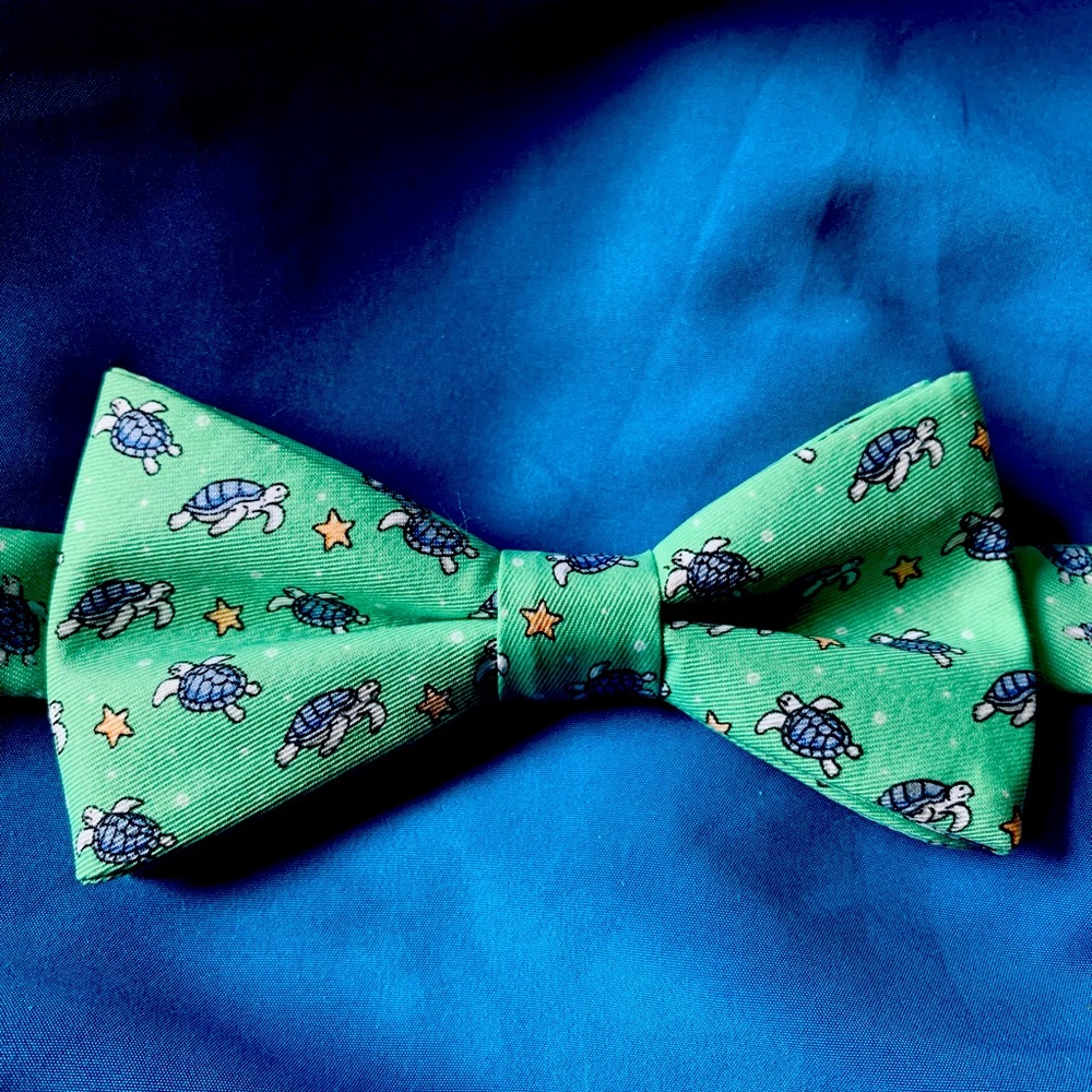 Izod Adjustable Bow Tie with Blue Turtles